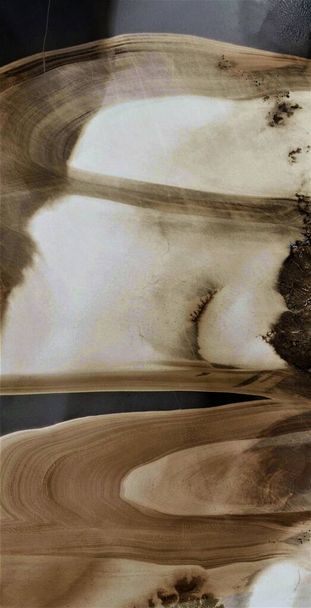Uitgezaaide aarde, zwart goud, vervuild woestijnzand, eerbetoon aan Pollock, verticale abstracte fotografie van de woestijnen van Afrika vanuit de lucht, vanuit de lucht bekeken, abstract expressionisme, abstract naturalisme. - Foto, afbeelding
