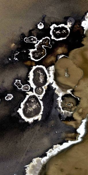 Metástase terrestre, ouro negro, areia poluída do deserto, homenagem a Pollock, fotografia abstrata vertical dos desertos da África do ar, visão aérea, expressionismo abstrato, naturalismo abstrato
. - Foto, Imagem