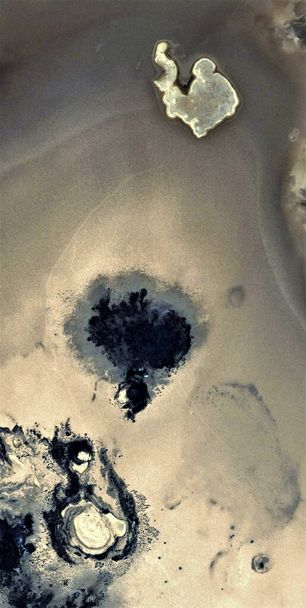 Métastases terrestres, or noir, sable pollué du désert, hommage à Pollock, photographie abstraite verticale des déserts d'Afrique depuis les airs, vue aérienne, expressionnisme abstrait, naturalisme abstrait. - Photo, image