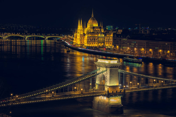 Budapest éjszakai városkép a budai erődből. A Parlament épületének csodálatos fényei és a Duna feletti Lánchíd, Budapest, Magyarország, Európa - Fotó, kép