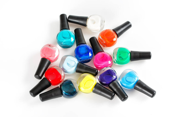 Nagellak assortiment van mooie heldere kleuren. Groep heldere nagellakken geïsoleerd op wit. - Foto, afbeelding