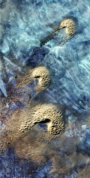 dageraad, verticale abstracte fotografie van de woestijnen van Afrika vanuit de lucht, luchtfoto van woestijnlandschappen, Genre: Abstract Naturalisme, van abstract tot figuratief,  - Foto, afbeelding