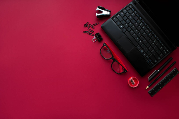 Állítsa be a fekete írószer elemek piros háttér. Branding template Az üres írószer fényképe. Mock-up az Ön számára - Fotó, kép