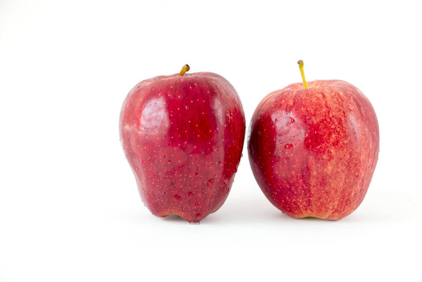 Manzanas rojas sobre fondo blanco, es fruta sabrosa - Foto, imagen