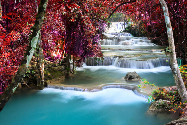 Niesamowite w przyrodzie, piękny wodospad w kolorowym jesiennym lesie jesienią  - Zdjęcie, obraz