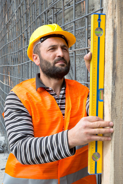 строитель со шлемом и жилетом - Фото, изображение