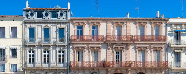 Сте во Франции, типичные красочные фасады на набережной
 - Фото, изображение