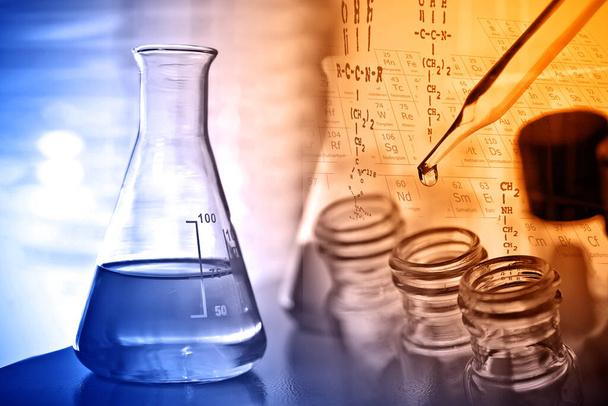 Vidrio de laboratorio que contiene líquido químico con fondo de laboratorio, investigación científica y concepto de desarrollo  - Foto, imagen