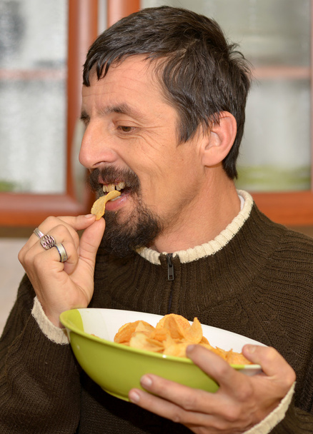 genç esmer adam yemek fişleri portresi - Fotoğraf, Görsel