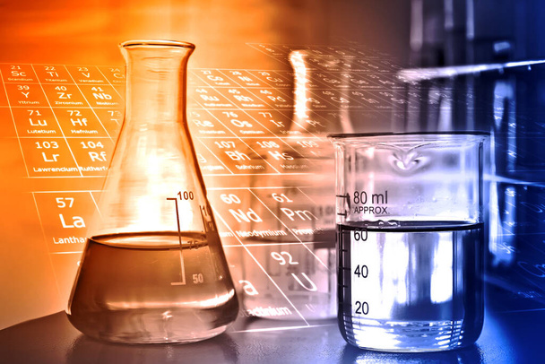 Laboratoriotaustaiset lasiesineet, jotka sisältävät kemiallista nestettä, tieteellinen tutkimus- ja kehittämiskonsepti  - Valokuva, kuva
