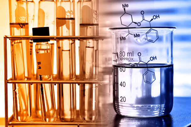 Laborgläser mit chemischer Flüssigkeit mit Laborhintergrund, wissenschaftlichem Forschungs- und Entwicklungskonzept  - Foto, Bild