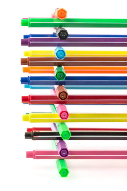 Conjunto de bolígrafos coloridos aislados sobre fondo blanco
 - Foto, imagen