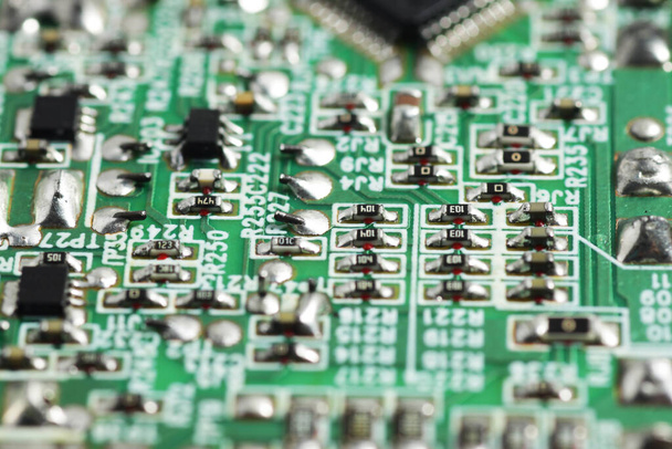 Primer plano de componentes electrónicos en una placa de circuito impreso verde
 - Foto, imagen