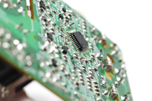 Close-up shot van elektronische componenten op een groene printplaat - Foto, afbeelding