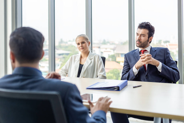 İş adamları oturmuş toplantı odasında eleştiriler sunuyor, liderlik mevcut, iş ortaklığı konsepti. - Fotoğraf, Görsel