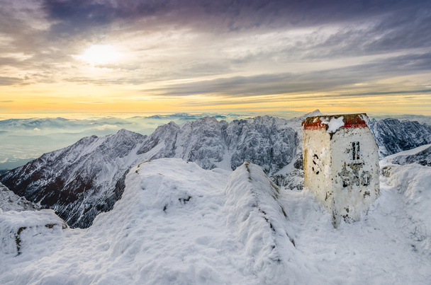Vue panoramique sur les montagnes d'hiver depuis un sommet de montagne
 - Photo, image