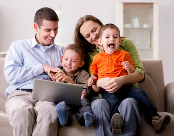 Młoda rodzina surfing internet i patrząc na zdjęcia - Zdjęcie, obraz