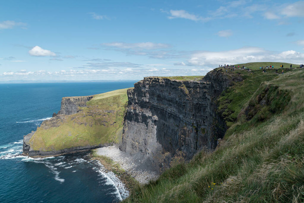 Kilátás a világhírű sziklák Moher megye Clare Írország. Forgatókönyv ír természet mérföldkő mentén vad atlanti módon. - Fotó, kép