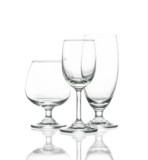 Tre bicchieri di vino bianco cristallo, primo piano girato su bianco isolato. - Foto, immagini