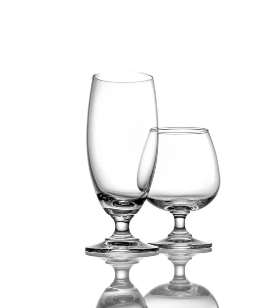 Кришталеві келихи для вина, крупним планом зняті на білому ізольовані
. - Фото, зображення