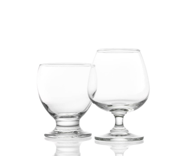 Křišťálové skleničky na víno, detailní záběr na bílé izolované. - Fotografie, Obrázek