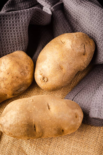 Paçavraya sarılı taze patates. - Fotoğraf, Görsel