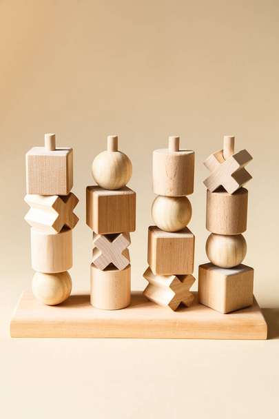 Dětské dřevěné hračky. Sekvenční bloky učí zdroj pro vzdělávání tvarů, jemné motorické dovednosti, koordinace očí rukou, matematické dovednosti. Stavební sada z přírodního dřeva. Vzdělávací zařízení - Fotografie, Obrázek