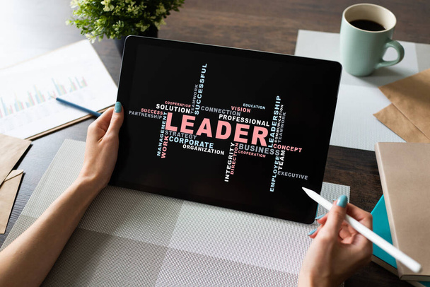 Leader, έννοια ηγεσία λέξεις σύννεφο, στην οθόνη της συσκευής. - Φωτογραφία, εικόνα