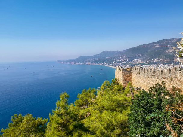 晴れた日には要塞の壁とAlanyaの街の海の海岸の景色。上からの眺め. - 写真・画像