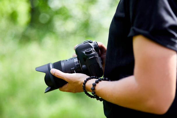 Elinde fotoğraf makinesi olan bir erkek fotoğrafçı, dünya fotoğrafçı günü, yaratıcı hobi, fotokopi alanı, metin yeri, fotoğrafçılık konsepti profesyonel. - Fotoğraf, Görsel