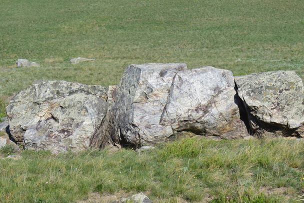 In nature, stones of different sizes are found everywhere,and among them you will not find the same. Unusual stones in the steppe, surprise with their shape. How did they form and where did they come from? - Foto, immagini