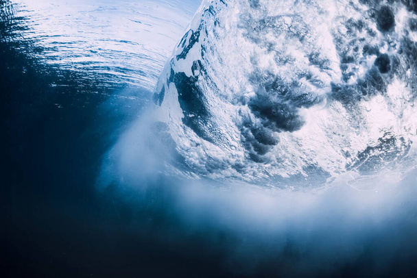 海面下で渦と海の波。海中 - 写真・画像