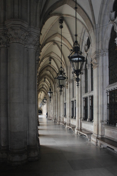 Projeção de colunas góticas e arcos e lâmpadas no edifício velho
. - Foto, Imagem