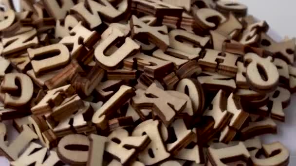 Drewniane litery na białym tle. Angielski alfabet - Materiał filmowy, wideo