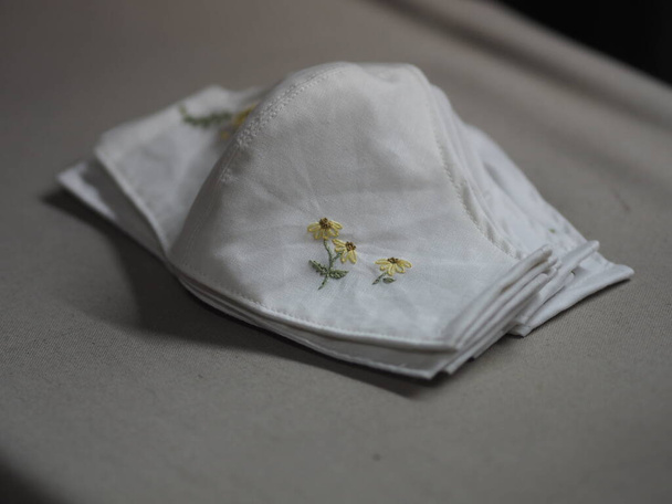 Bordado padrão de flor vara em tecido máscara protetora contra durante a poeira PM 2.5, coronavírus Epidemia, vírus covid-19 artesanal DIY
 - Foto, Imagem