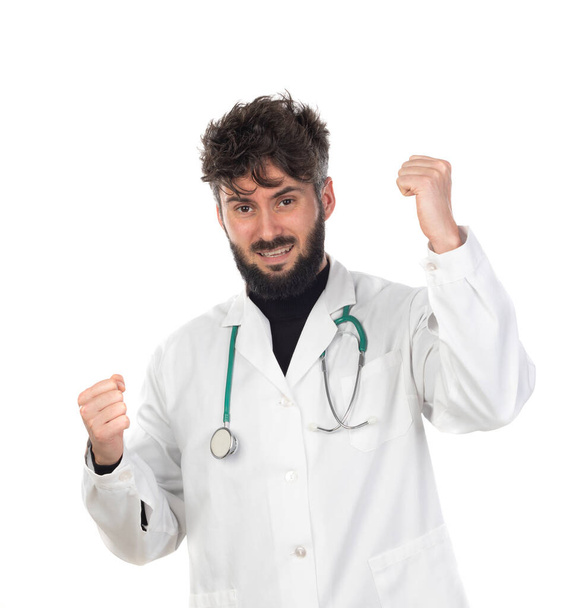 Joven médico con barba llevando una bata médica aislada sobre un fondo blanco
 - Foto, imagen