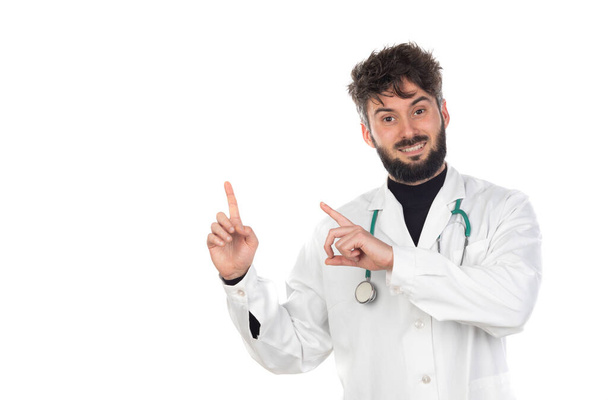 Jeune médecin barbu portant une blouse médicale isolée sur fond blanc - Photo, image