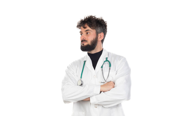 Молодой доктор с бородой в медицинском платье, изолированном на белом фоне
 - Фото, изображение