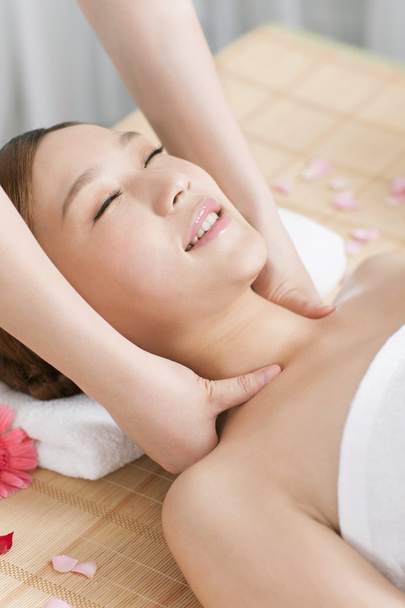 Mujer disfrutar de masaje
 - Foto, imagen
