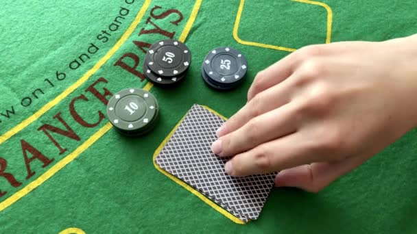 Kijken naar kaarten op een pokertafel. Poker chips op een groene tafel. - Video