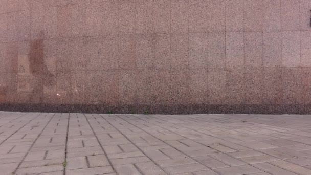 un hombre sólido camina con un maletín en su - Metraje, vídeo