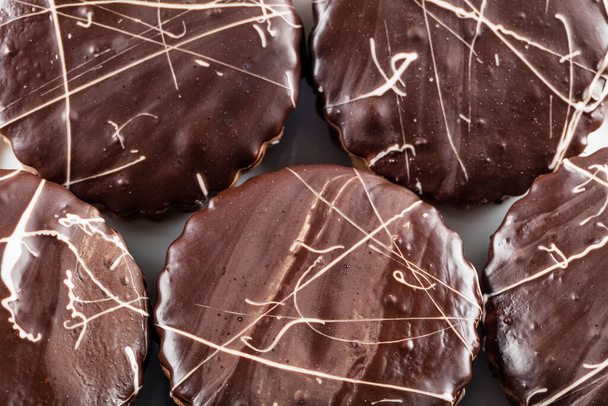 Γευστικά μπισκότα σοκολάτας σε λευκό φόντο - Φωτογραφία, εικόνα
