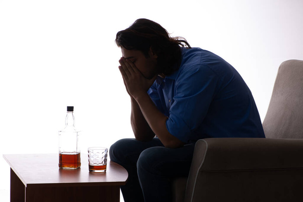 Mladý muž trpící alkoholismem - Fotografie, Obrázek