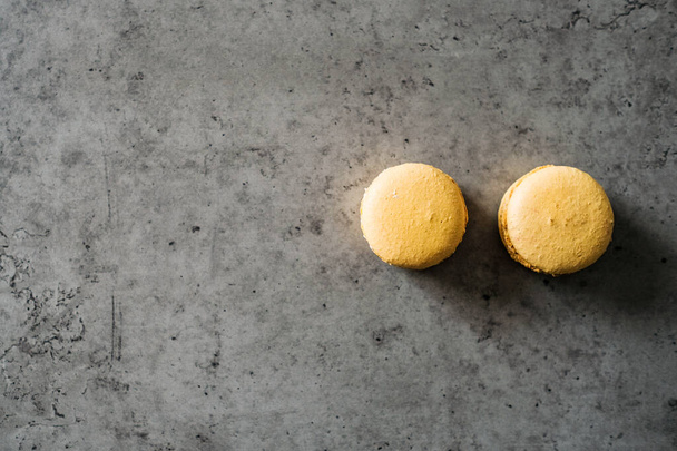 Top pohled na vynikající francouzské Macarons na stole - Fotografie, Obrázek