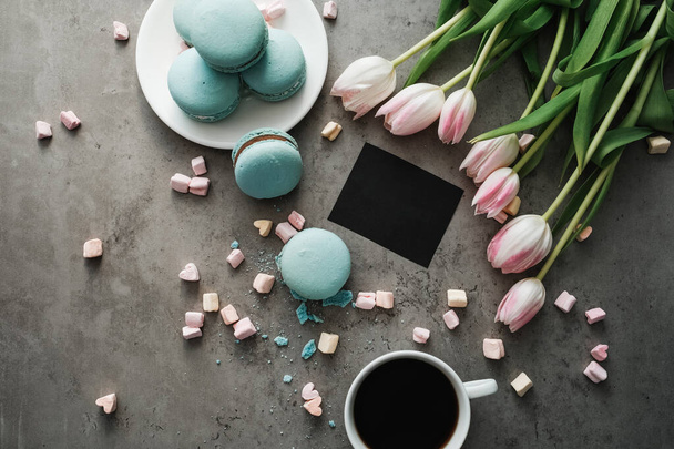 Top View, Empty Note on Table with Background of Macarons and Fresh Tulips, and Marshmallow with Cup of Coffee - Foto, afbeelding