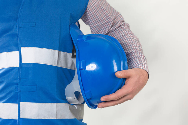 mérnöki menedzsment építés, mérnök tartsa a kezét biztonsági sisak a munkavállalók védelme munkahelyi háttér. üzleti koncepció. építőmunkás tartó sisak szürke háttér fénymásoló hely - Fotó, kép