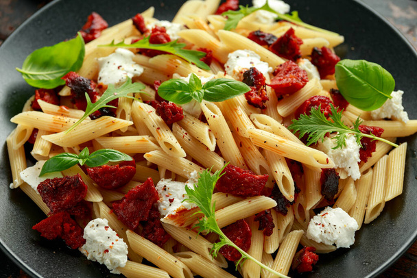 Chorizo, Penne pasta met romige ricotta kaas en groenten - Foto, afbeelding