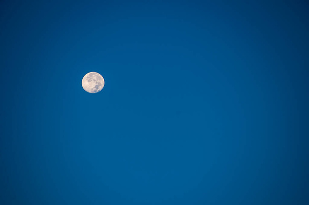 Яркая осенняя луна над гаванью в Сан-Диего в Калифорнии
 - Фото, изображение