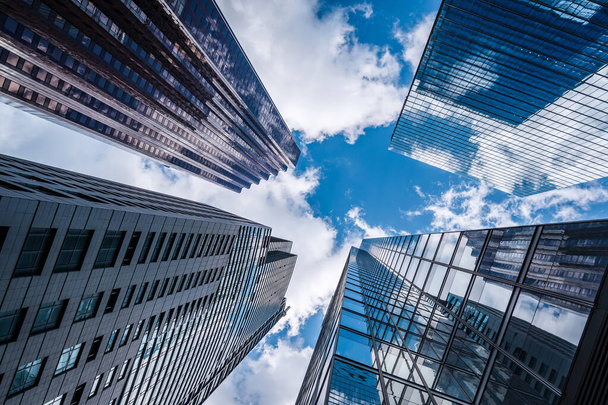 Conceito de negócios e finanças, olhando para a arquitetura moderna de edifícios de escritórios no distrito financeiro de Toronto, Ontário, Canadá
. - Foto, Imagem