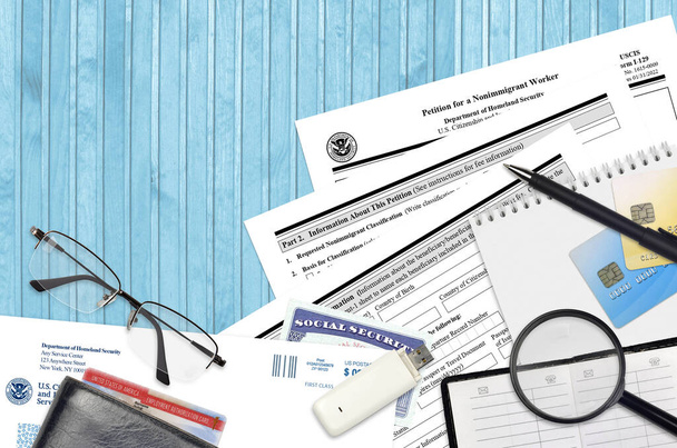 USCIS formulář I-129 Petice pro neimigrujícího pracovníka leží na plochém kancelářském stole a je připravena vyplnit. USA Občanství a imigrační služby papírování koncepce. Horní pohled - Fotografie, Obrázek
